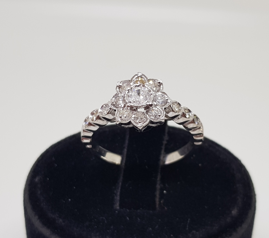 TAMTUR ÇİÇEK MODELİ PIRLANTA TAŞLI YÜZÜK