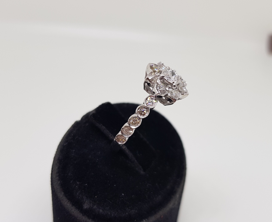 TAMTUR ÇİÇEK MODELİ PIRLANTA TAŞLI YÜZÜK