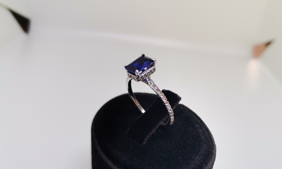 PIRLANTA VE SAFİR TAŞLI BAGET YÜZÜK