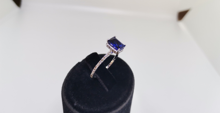 PIRLANTA VE SAFİR TAŞLI BAGET YÜZÜK