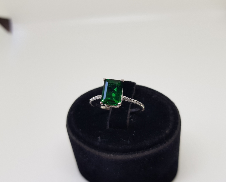 ZÜMRÜT VE PIRLANTA TAŞLI BAGET MODEL YÜZÜK