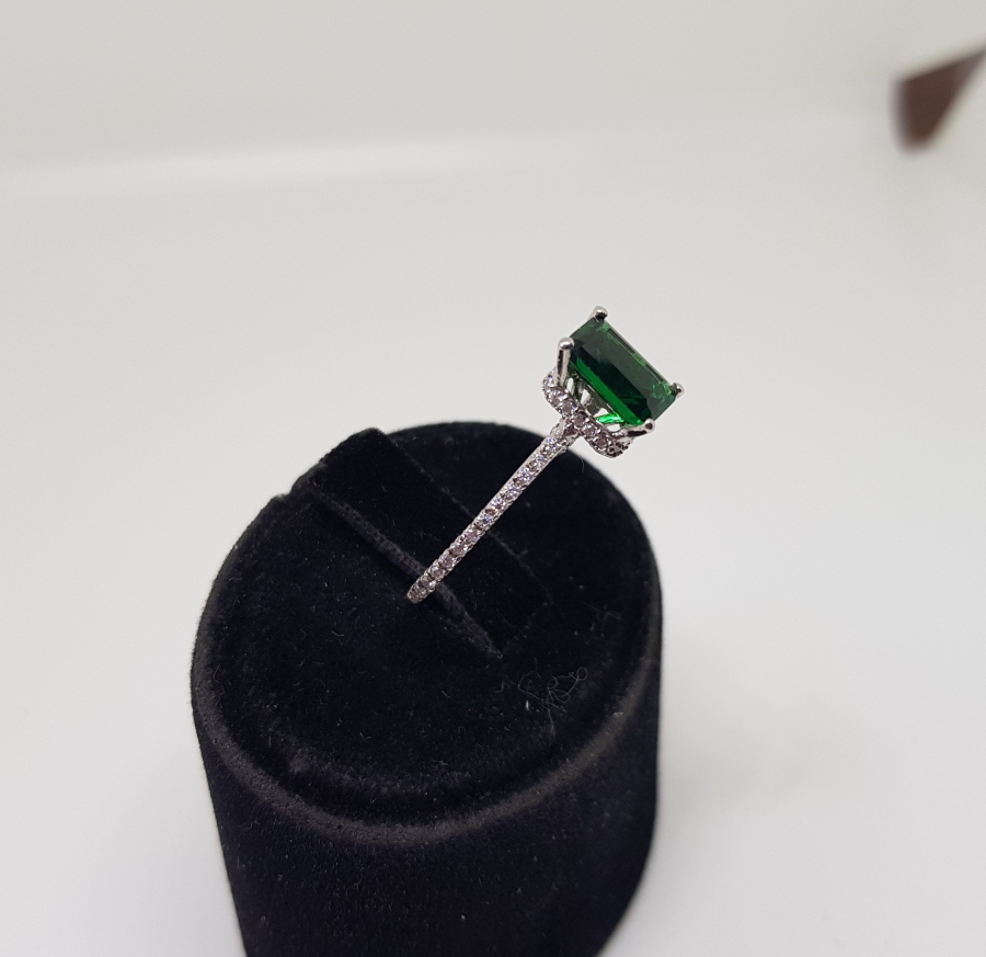 ZÜMRÜT VE PIRLANTA TAŞLI BAGET MODEL YÜZÜK