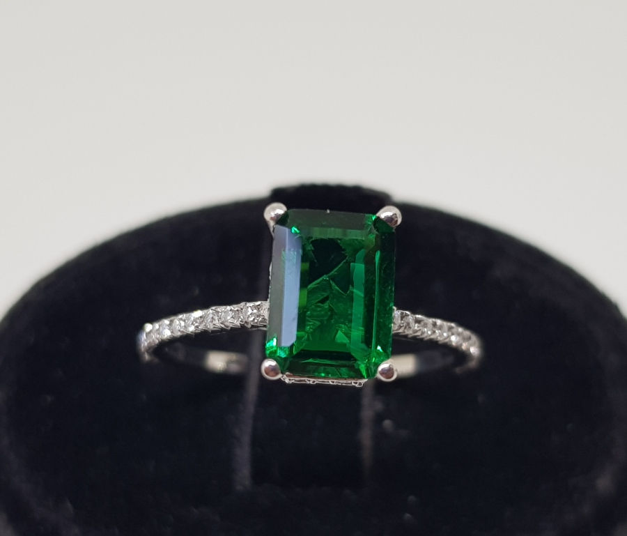 ZÜMRÜT VE PIRLANTA TAŞLI BAGET MODEL YÜZÜK