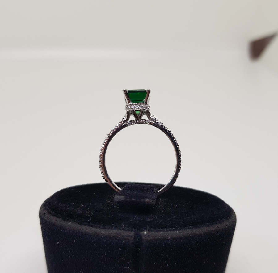 ZÜMRÜT VE PIRLANTA TAŞLI BAGET MODEL YÜZÜK