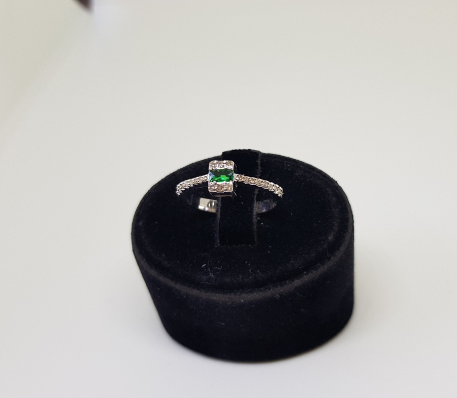 PIRLANTA VE ZÜMRÜT TAŞLI MİNİ BAGET MODEL YÜZÜK