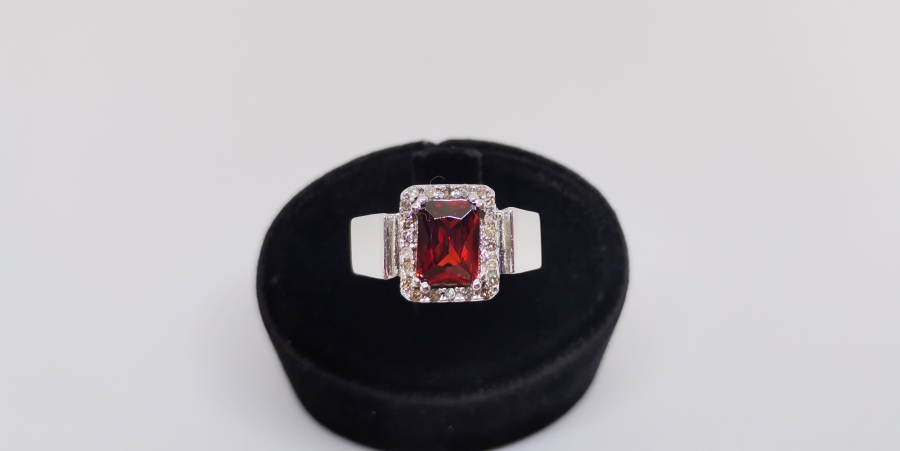 PIRLANTA VE YAKUT TAŞLI BÜYÜK BAGET YÜZÜK