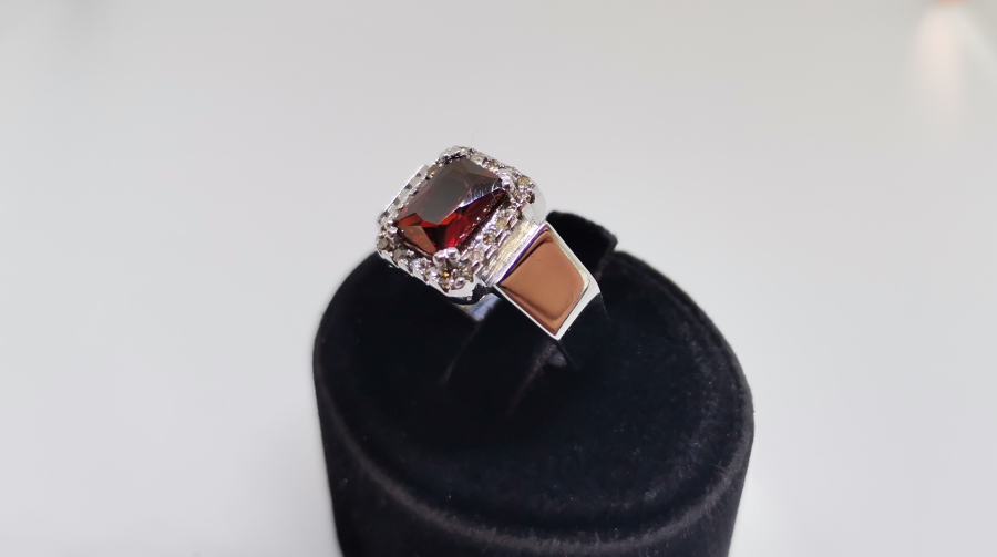 PIRLANTA VE YAKUT TAŞLI BÜYÜK BAGET YÜZÜK