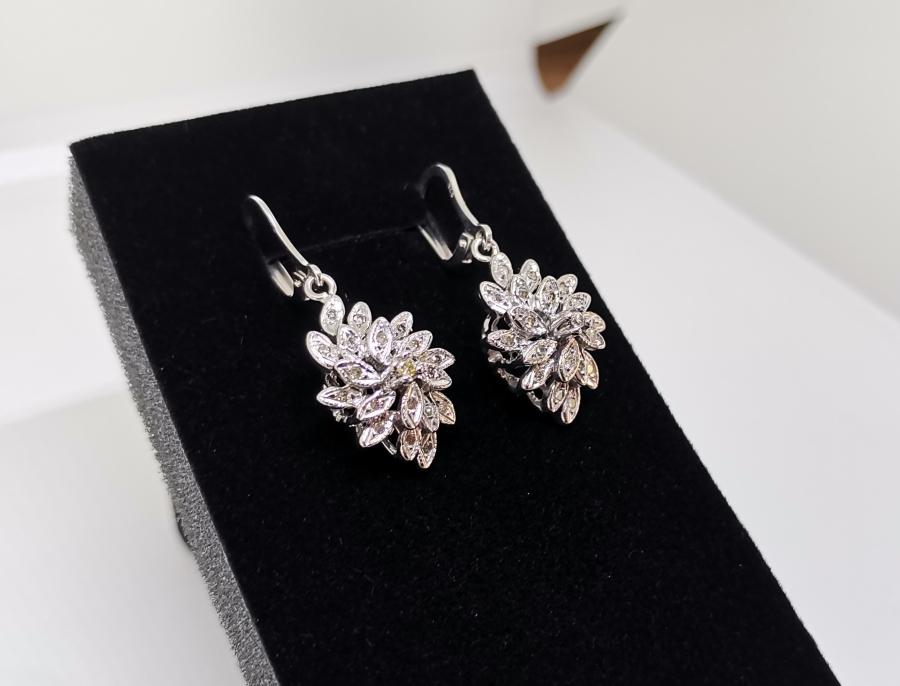 PIRLANTA TAŞLI YAPRAK MODEL KÜPE