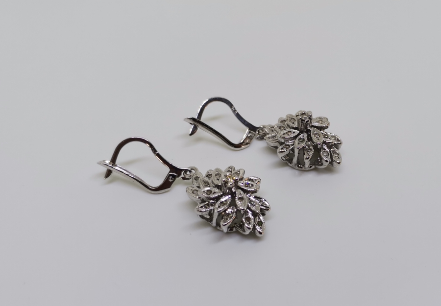 PIRLANTA TAŞLI YAPRAK MODEL KÜPE