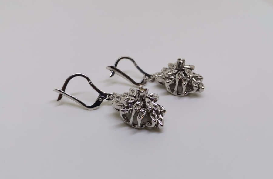 PIRLANTA TAŞLI YAPRAK MODEL KÜPE