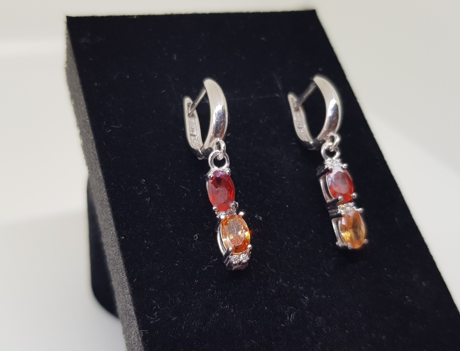 RENK CÜMBÜŞÜ MODELİ PIRLANTA TAŞLI KÜPE