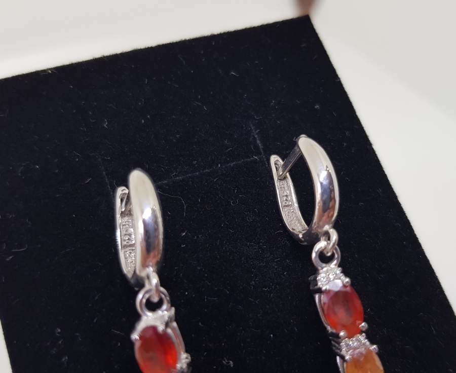 RENK CÜMBÜŞÜ MODELİ PIRLANTA TAŞLI KÜPE