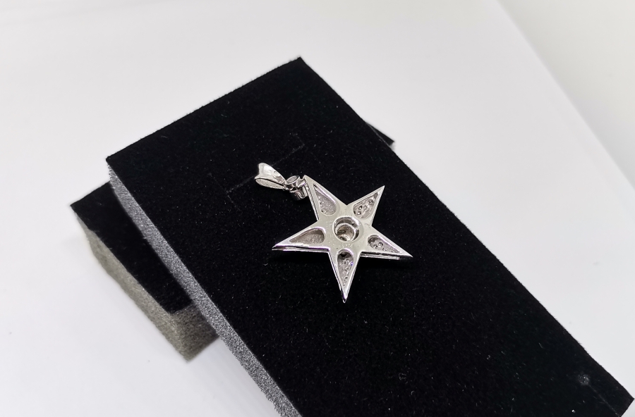 YILDIZ FORMUNDA YAPILMIŞ PIRLANTA TAŞLI KOLYE UCU