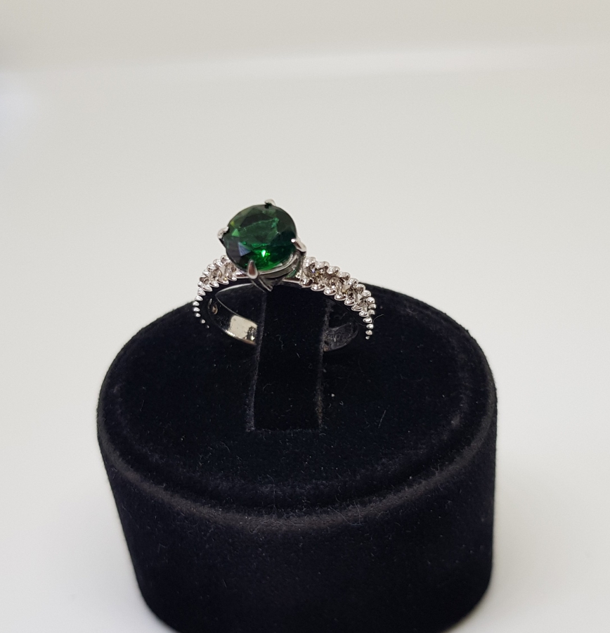 PIRLANTA VE ZÜMRÜT TAŞLI TEK TAŞ MODELİ