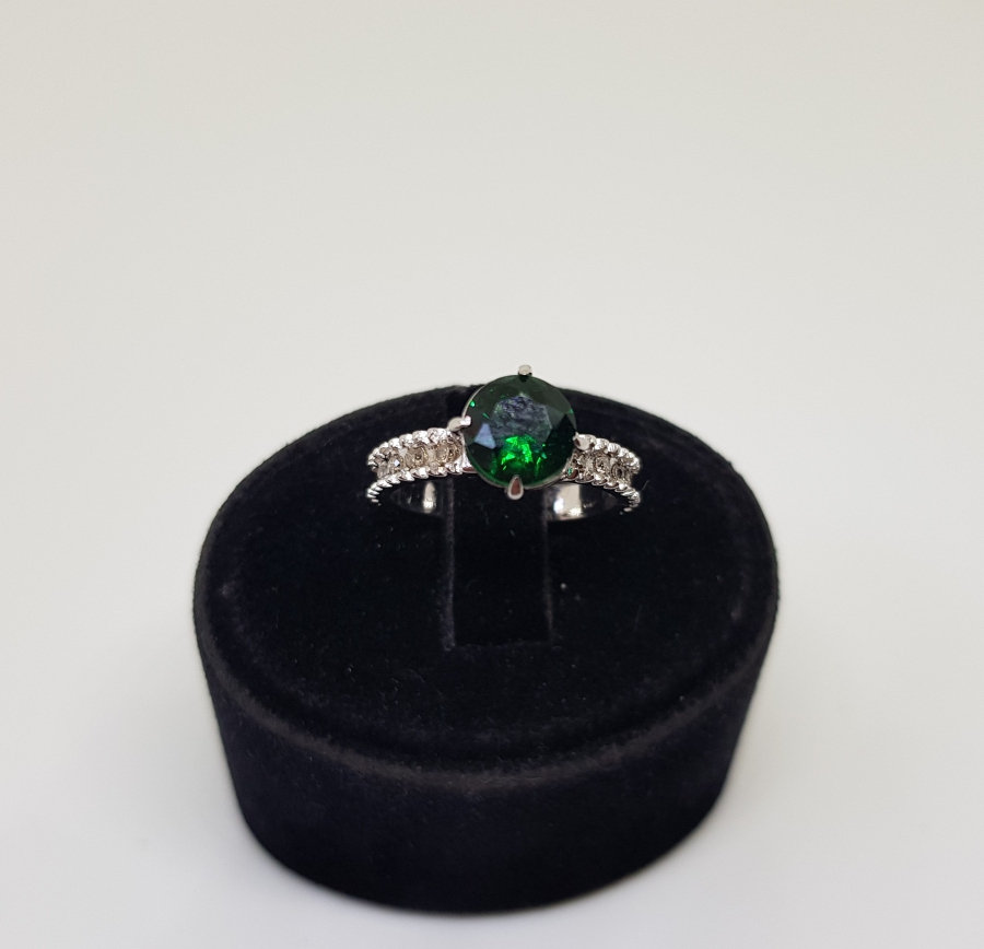 PIRLANTA VE ZÜMRÜT TAŞLI TEK TAŞ MODELİ