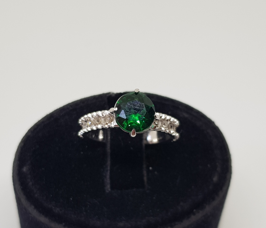 PIRLANTA VE ZÜMRÜT TAŞLI TEK TAŞ MODELİ