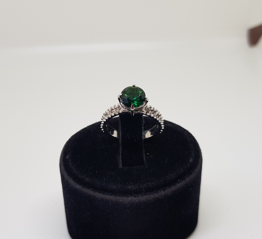 PIRLANTA VE ZÜMRÜT TAŞLI TEK TAŞ MODELİ