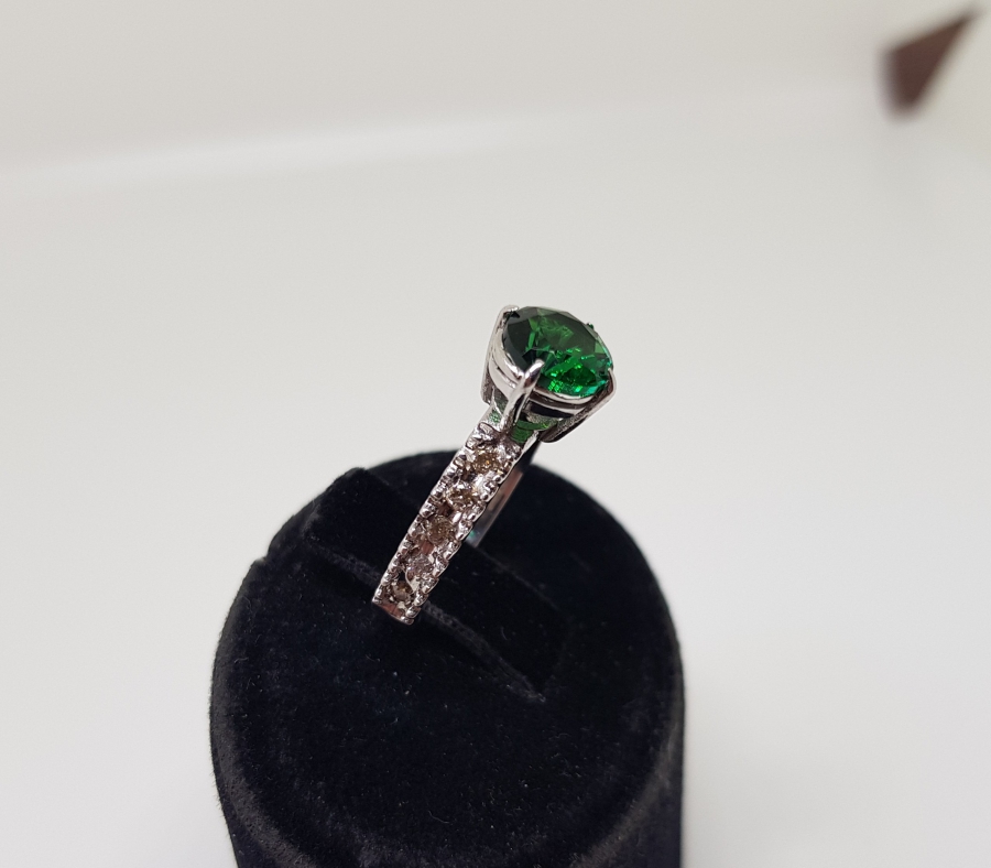 PIRLANTA VE ZÜMRÜT TAŞLI TEK TAŞ MODELİ