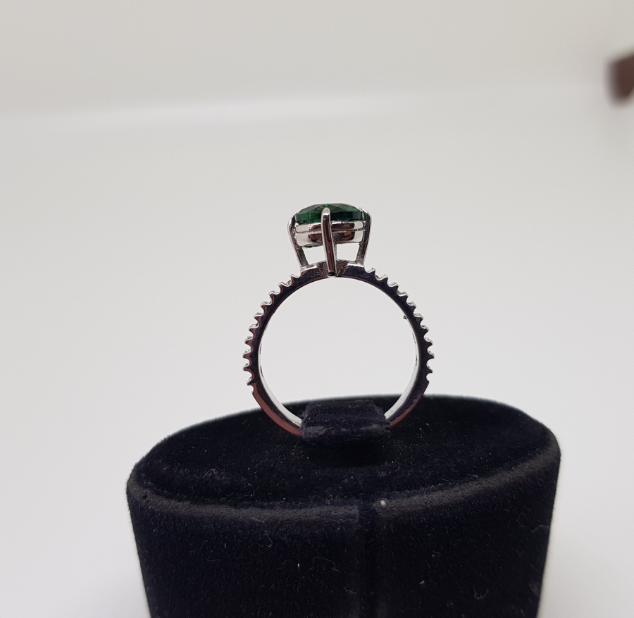 PIRLANTA VE ZÜMRÜT TAŞLI TEK TAŞ MODELİ