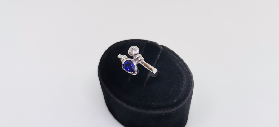 YILANBAŞI MODELİ SAFİR VE PIRLANTA İLE SÜSLÜ YÜZÜK