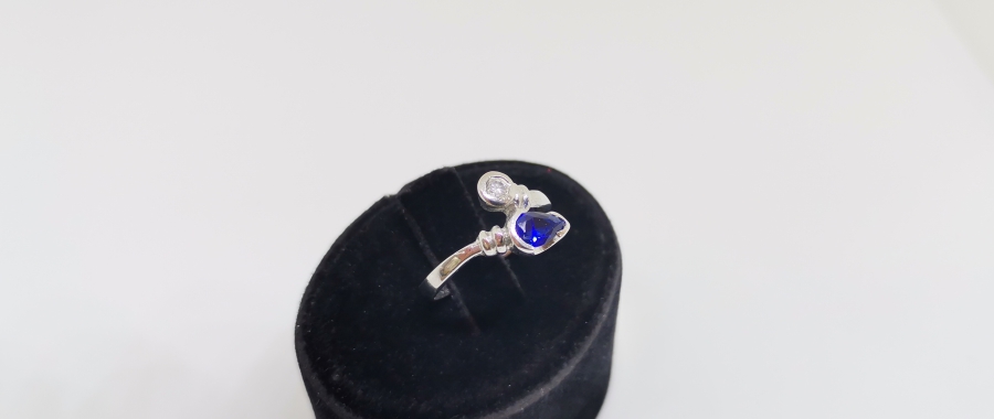 YILANBAŞI MODELİ SAFİR VE PIRLANTA İLE SÜSLÜ YÜZÜK