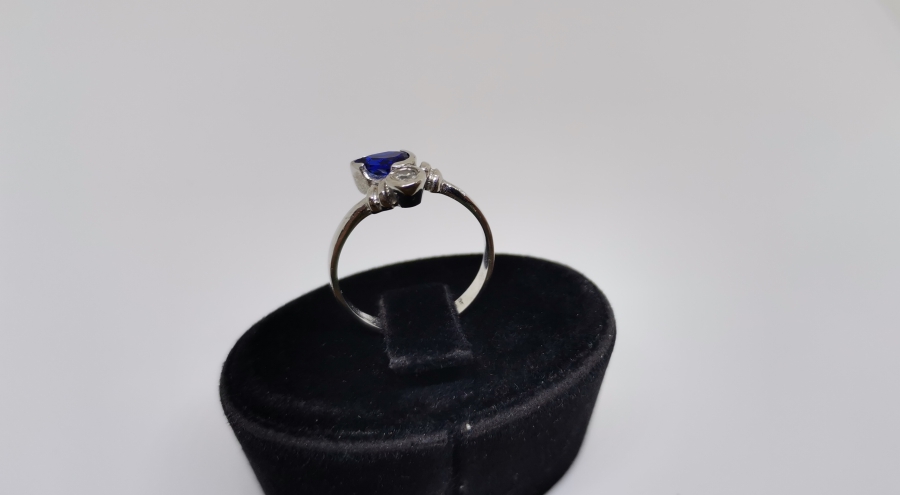 YILANBAŞI MODELİ SAFİR VE PIRLANTA İLE SÜSLÜ YÜZÜK