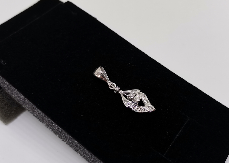 MEKİK FORMUNDA YAPILMIŞ PIRLANTA TAŞLI KOLYE UCU