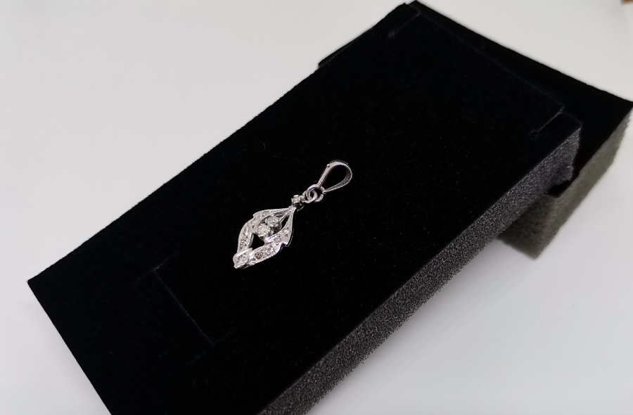 MEKİK FORMUNDA YAPILMIŞ PIRLANTA TAŞLI KOLYE UCU