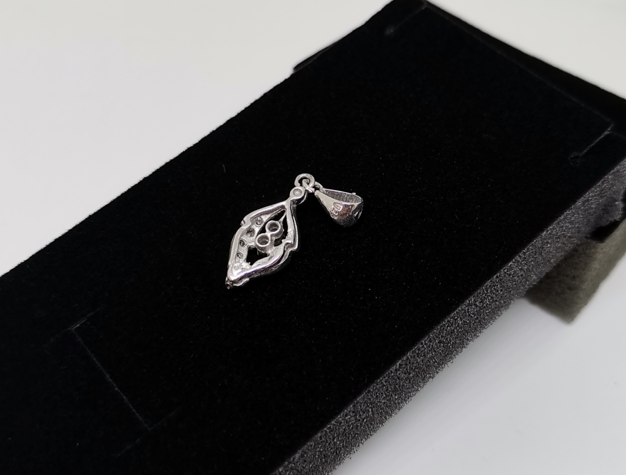 MEKİK FORMUNDA YAPILMIŞ PIRLANTA TAŞLI KOLYE UCU