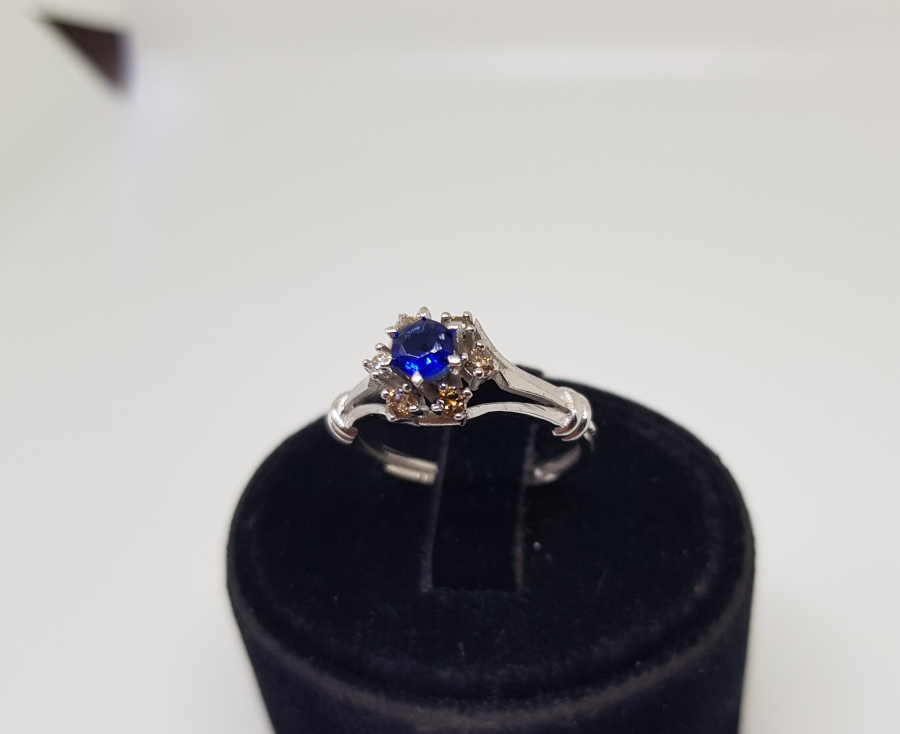 SAFİR VE PIRLANTA TAŞLI KARNİK ÇİÇEĞİ MODELİ YÜZÜK