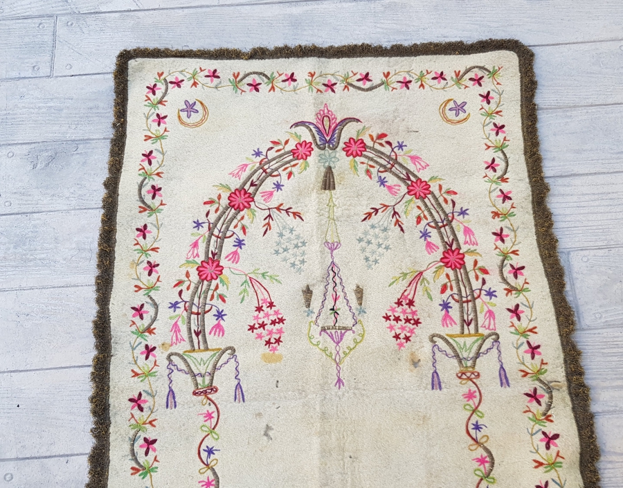 ÜZERİ AY YILDIZLI KEÇE ÜZERİ SIRMA İŞÇİLİKLİ DERVİŞ İŞİ SECCADE