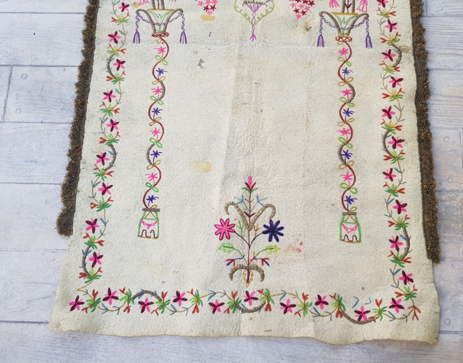 ÜZERİ AY YILDIZLI KEÇE ÜZERİ SIRMA İŞÇİLİKLİ DERVİŞ İŞİ SECCADE