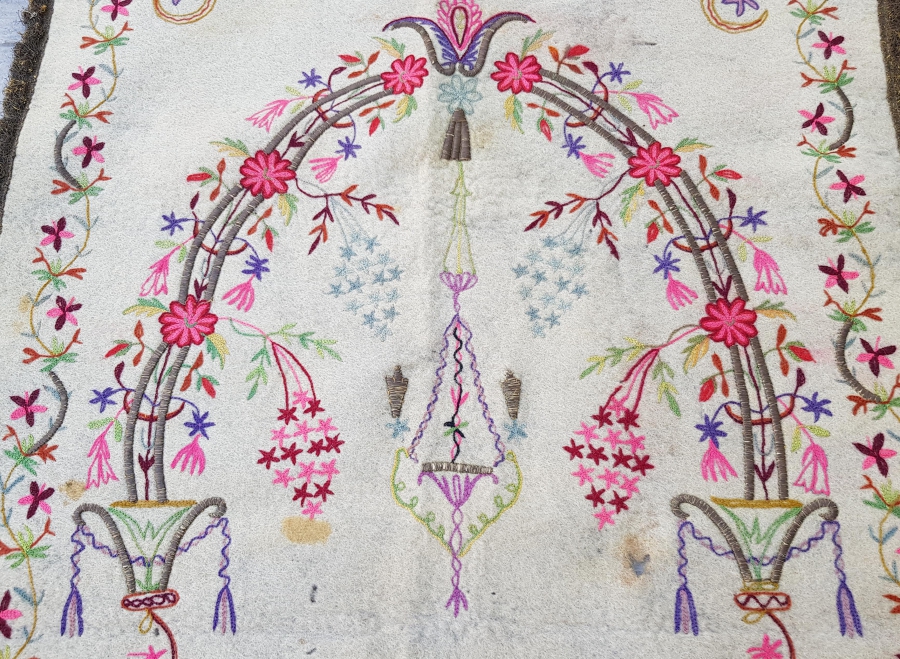 ÜZERİ AY YILDIZLI KEÇE ÜZERİ SIRMA İŞÇİLİKLİ DERVİŞ İŞİ SECCADE