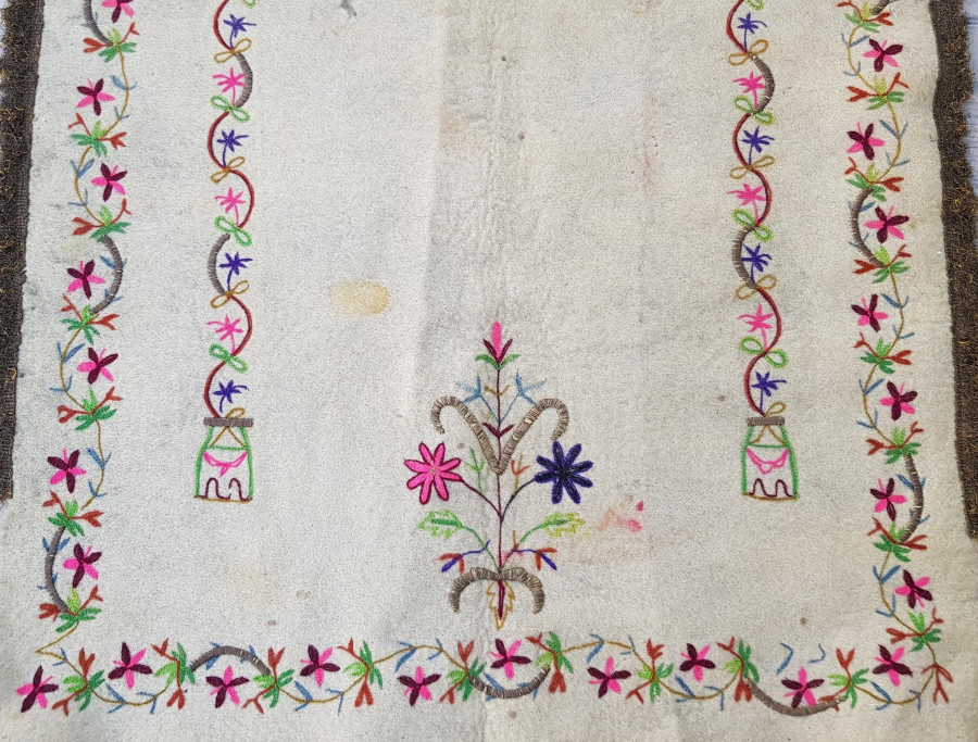 ÜZERİ AY YILDIZLI KEÇE ÜZERİ SIRMA İŞÇİLİKLİ DERVİŞ İŞİ SECCADE