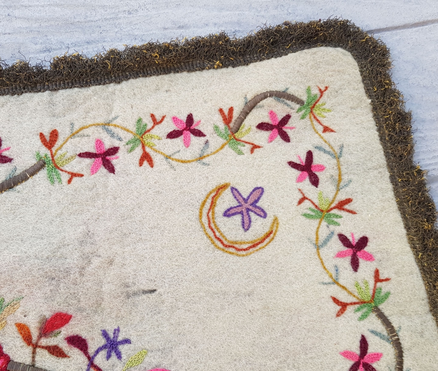 ÜZERİ AY YILDIZLI KEÇE ÜZERİ SIRMA İŞÇİLİKLİ DERVİŞ İŞİ SECCADE