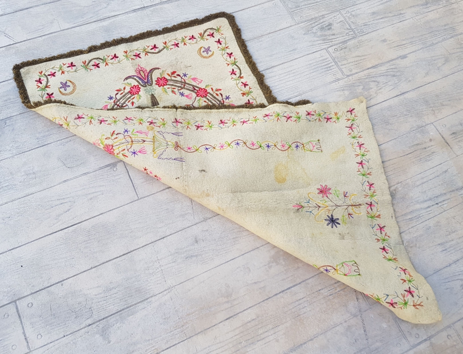 ÜZERİ AY YILDIZLI KEÇE ÜZERİ SIRMA İŞÇİLİKLİ DERVİŞ İŞİ SECCADE