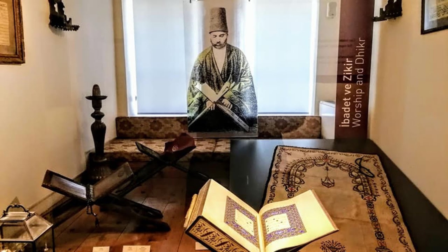 ÜZERİ AY YILDIZLI KEÇE ÜZERİ SIRMA İŞÇİLİKLİ DERVİŞ İŞİ SECCADE