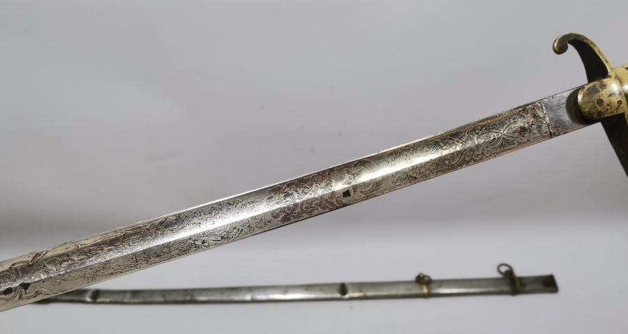 OSMANLI DÖNEMİ SÜVARİ ALAYI AMBLEMLİ SOLİNGEN YAPIMI GRAVÜRLÜ SÜVARİ SUBAYI KILICI