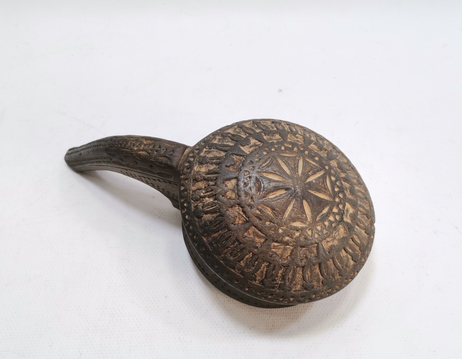 1800 BAŞLARI OSMANLI DÖNEMİ EL OYMA İŞÇİLİKLİ BÜYÜK BOY KALE TÜFEĞİ BARUTLUĞU