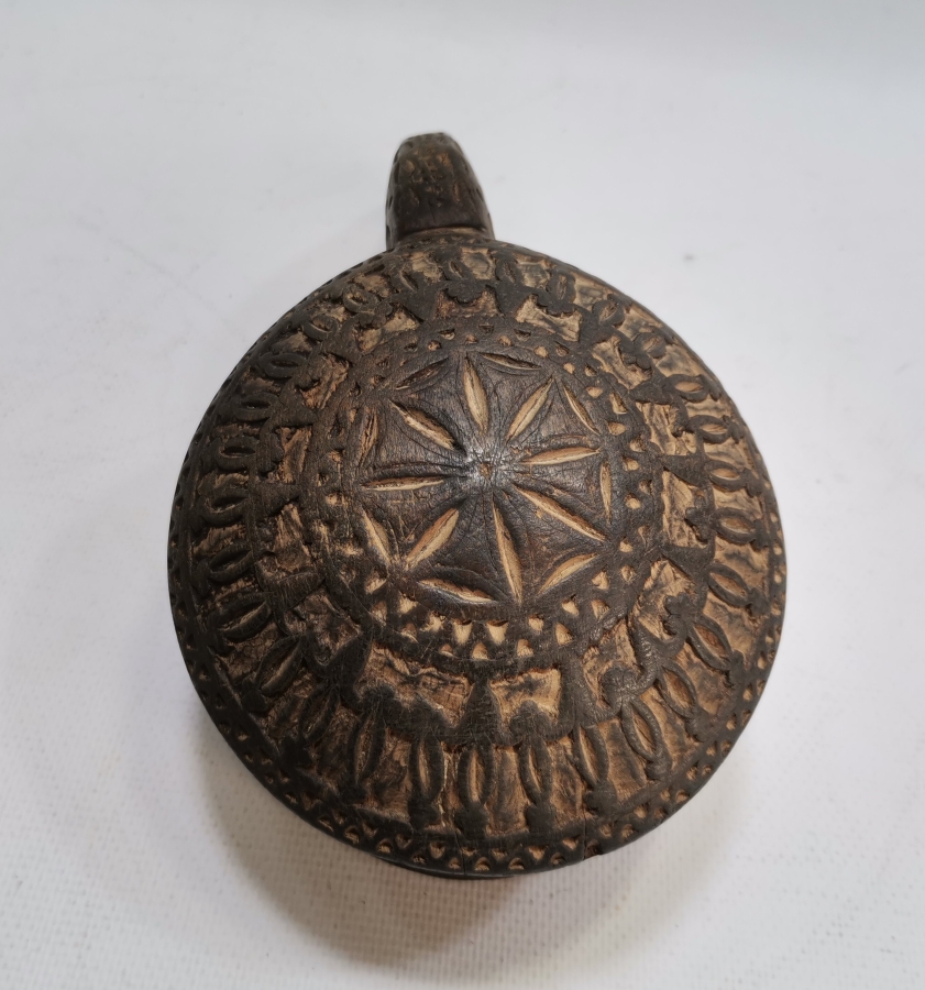 1800 BAŞLARI OSMANLI DÖNEMİ EL OYMA İŞÇİLİKLİ BÜYÜK BOY KALE TÜFEĞİ BARUTLUĞU