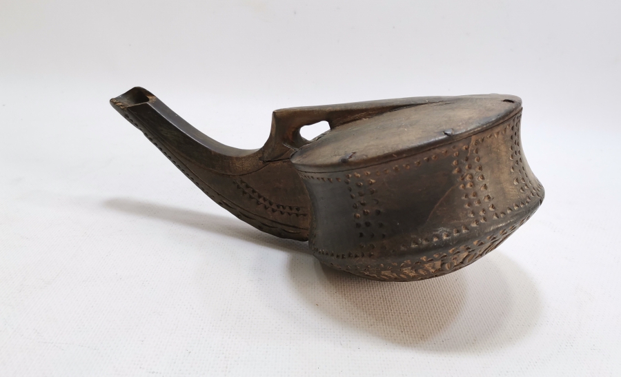 1800 BAŞLARI OSMANLI DÖNEMİ EL OYMA İŞÇİLİKLİ BÜYÜK BOY KALE TÜFEĞİ BARUTLUĞU