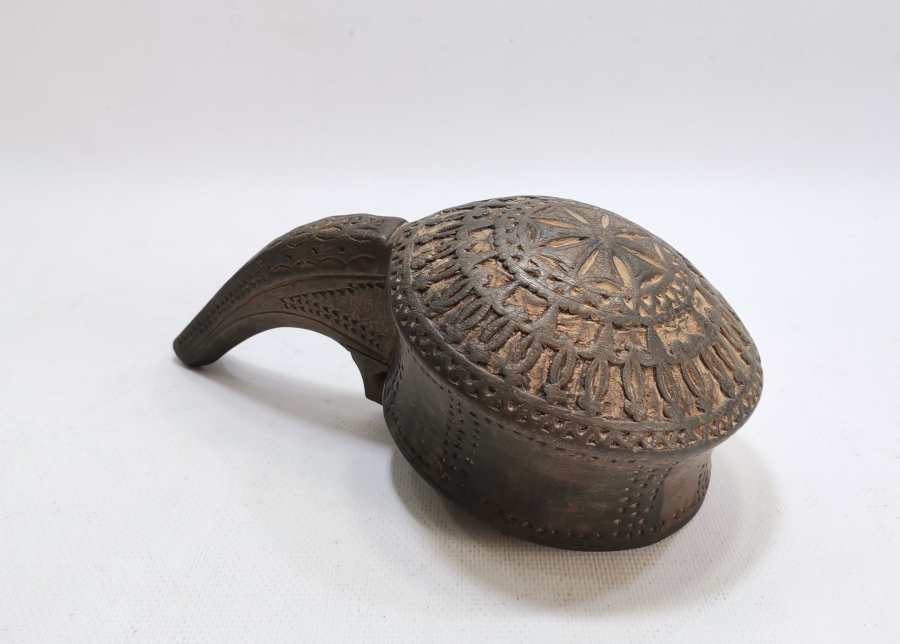 1800 BAŞLARI OSMANLI DÖNEMİ EL OYMA İŞÇİLİKLİ BÜYÜK BOY KALE TÜFEĞİ BARUTLUĞU