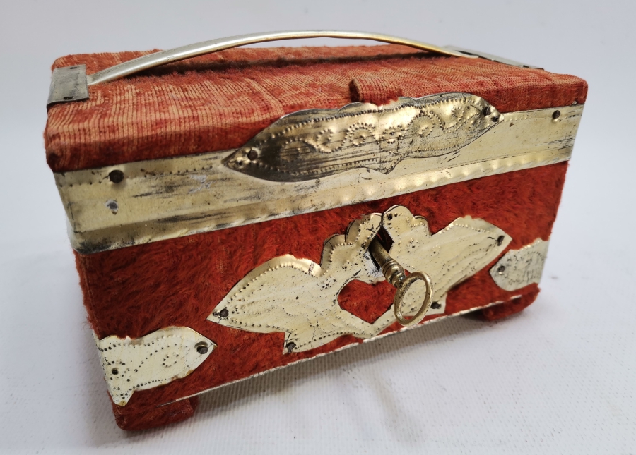 ORİJİNAL ANAHTARIYLA EL YAPIMI ANTİKA MİNİ SANDIK