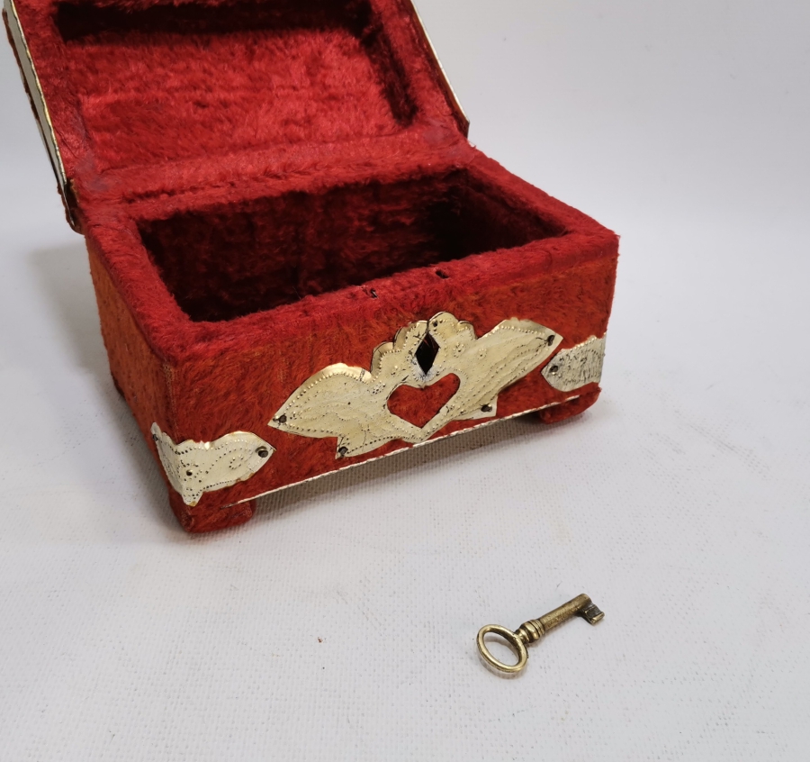 ORİJİNAL ANAHTARIYLA EL YAPIMI ANTİKA MİNİ SANDIK