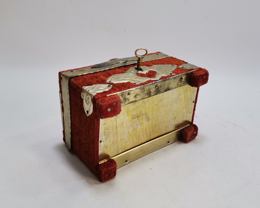 ORİJİNAL ANAHTARIYLA EL YAPIMI ANTİKA MİNİ SANDIK