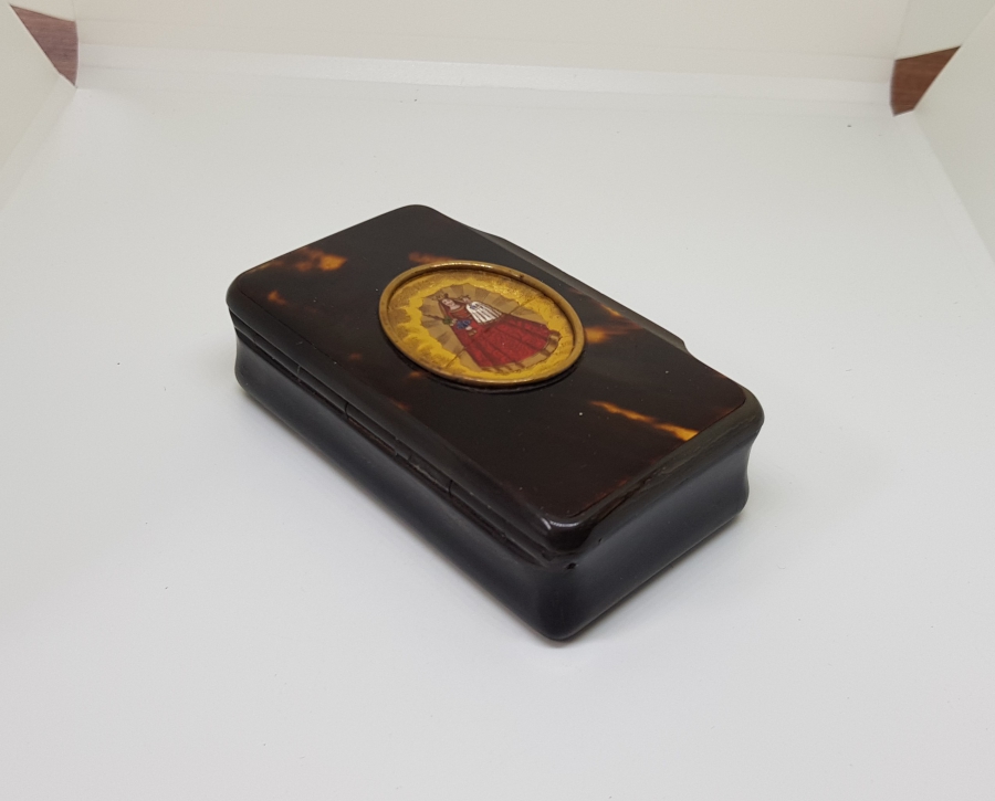 NADİR FORMDA OSMANLI DÖNEMİ BAĞA TÜTÜN TABAKASI