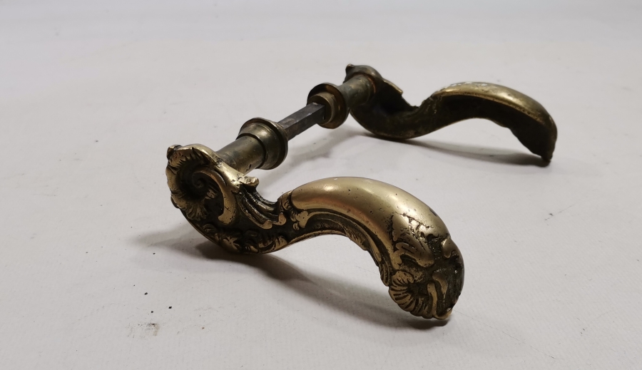 OSMANLI DÖNEMİ KABARTMA İŞÇİLİKLİ DEVLET DAİRESİ KAPI KOLU