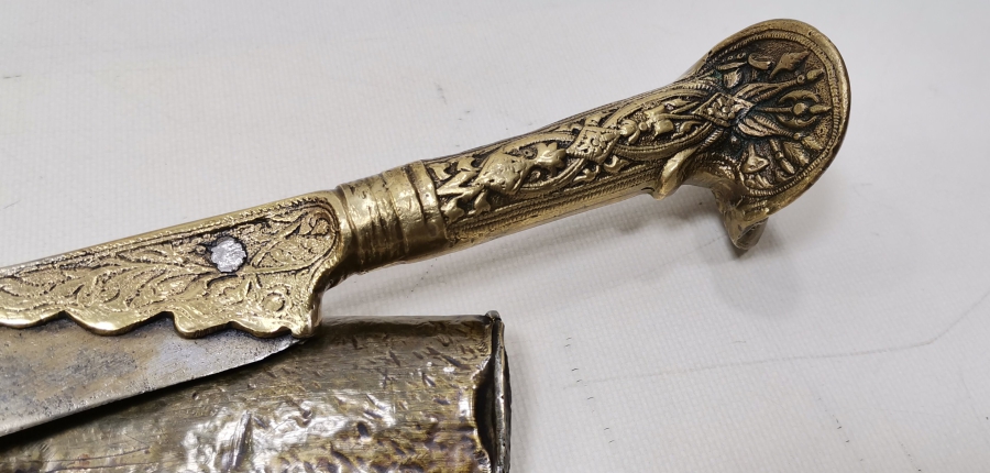 ORİJİNAL KININDA GÜMÜŞ ÇAKMA İŞÇİLİKLİ VE SAPINDA OSMANLI DEVLET ARMASI BULUNAN ÇOK NADİR YENİÇERİ AĞA KILICI