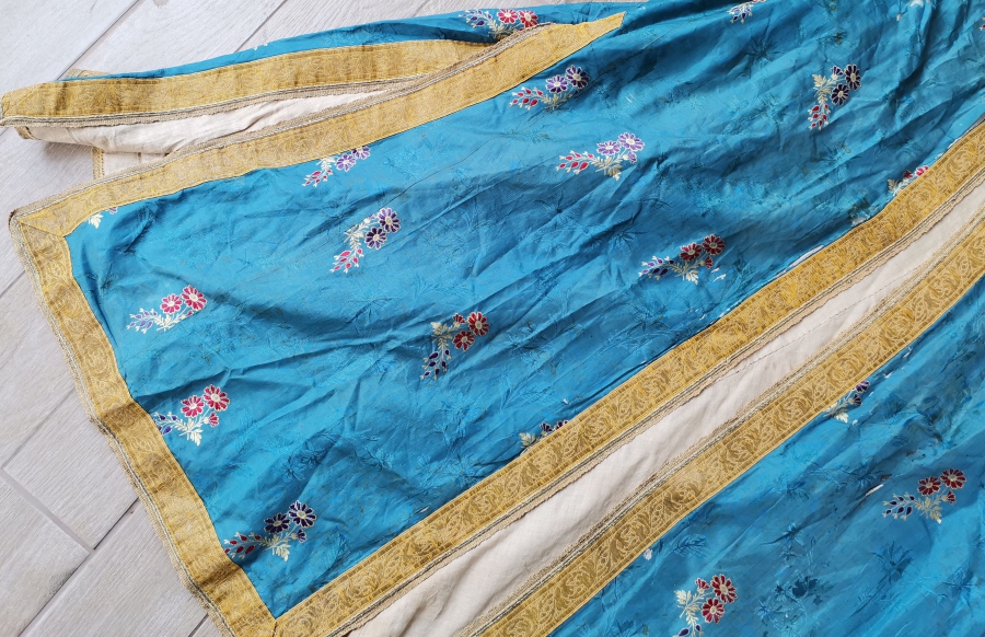 OSMANLI DÖNEMİ İPEK VE GÜMÜŞ SIRMA İŞÇİLİKLİ HEREKE YAPIMI BEYHANIMI KAFTANI