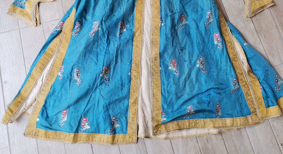 OSMANLI DÖNEMİ İPEK VE GÜMÜŞ SIRMA İŞÇİLİKLİ HEREKE YAPIMI BEYHANIMI KAFTANI